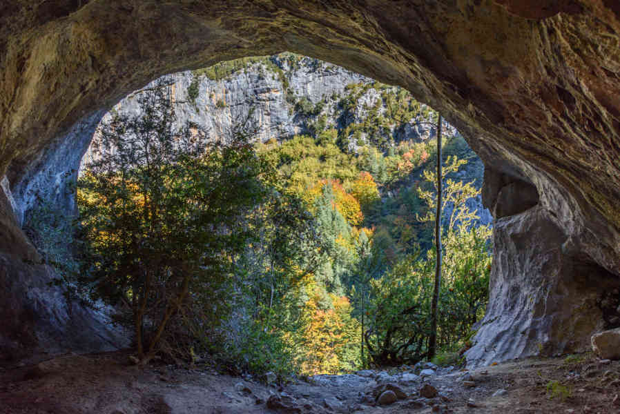 Huesca - parque nacional de Ordesa y Monte Perdido - valle de Escuaín 20 - garganta de Escuaín - sendero.jpg
